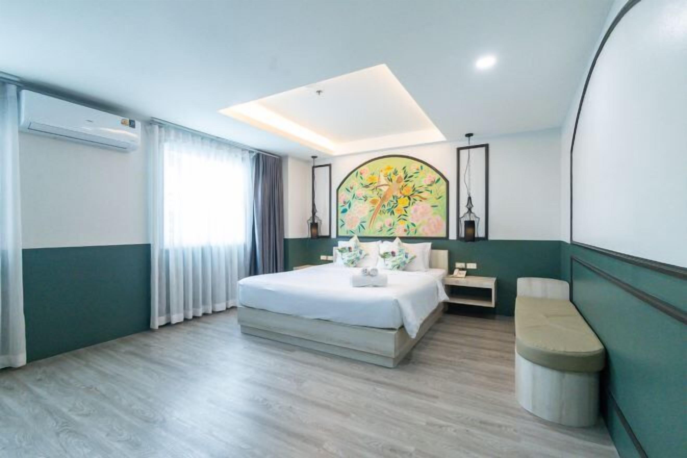 Cofres nos quartos, individualmente decorados, escrivaninha