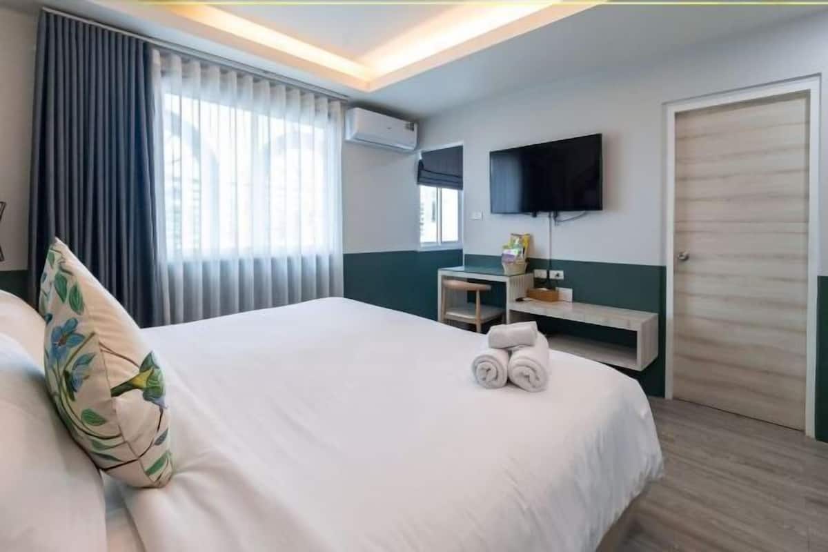 Cofres nos quartos, individualmente decorados, escrivaninha