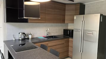Refrigerador, microondas, cafetera y tetera y tetera eléctrica