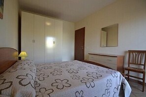 2 bedrooms, bed sheets