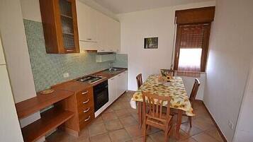 Fridge, stovetop, coffee/tea maker, cookware/dishes/utensils