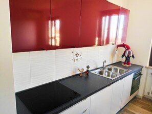 Fridge, stovetop, dishwasher, cookware/dishes/utensils - Dolcitalia apartment in Lazise (Lazise)