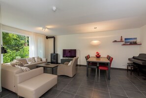 TV, lareira