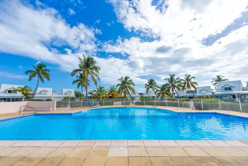 Dolce apartment on the beach of the Baie Nettlé NBBC