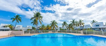 Dolce apartment on the beach of the Baie Nettlé NBBC