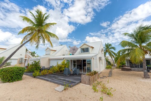 Dolce apartment on the beach of the Baie Nettlé NBBC