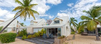 Dolce apartment on the beach of the Baie Nettlé NBBC