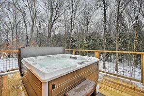 Outdoor spa tub - Newly Built Cabin w/ Hot Tub - 16 Mi to Stowe Mtn! (Morristown)