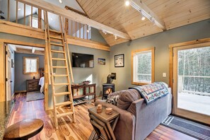 TV, fireplace, Netflix, books - Newly Built Cabin w/ Hot Tub - 16 Mi to Stowe Mtn! (Morristown)