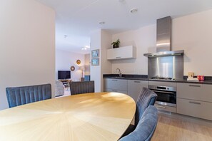 Een koelkast, een microgolfoven, een vaatwasser, een kinderstoel