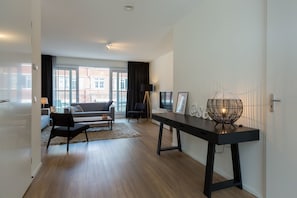 Een televisie en een open haard