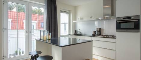 Een koelkast, een microgolfoven, een oven, een vaatwasser