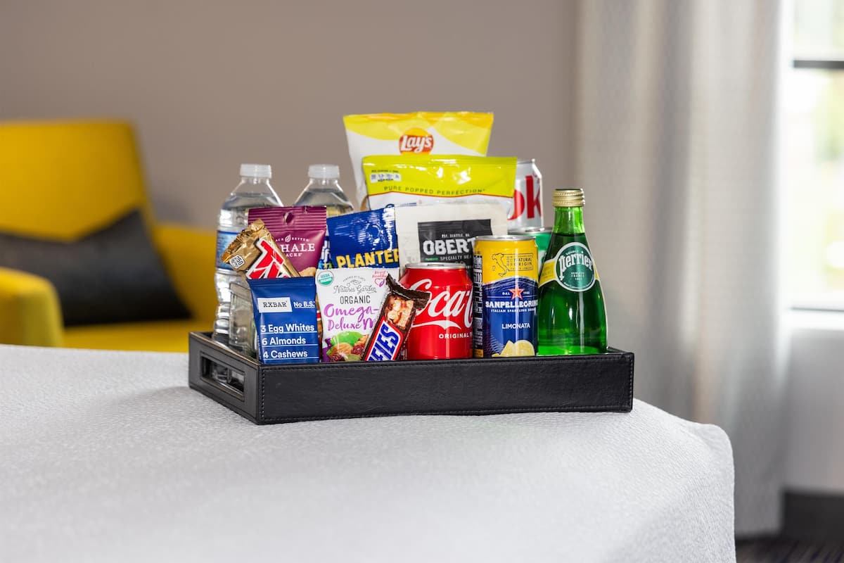 ルーム キングベッド 1 台 (Drinks-Snacks) | デスク、ノートパソコン用作業スペース、遮光カーテン、アイロン / アイロン台