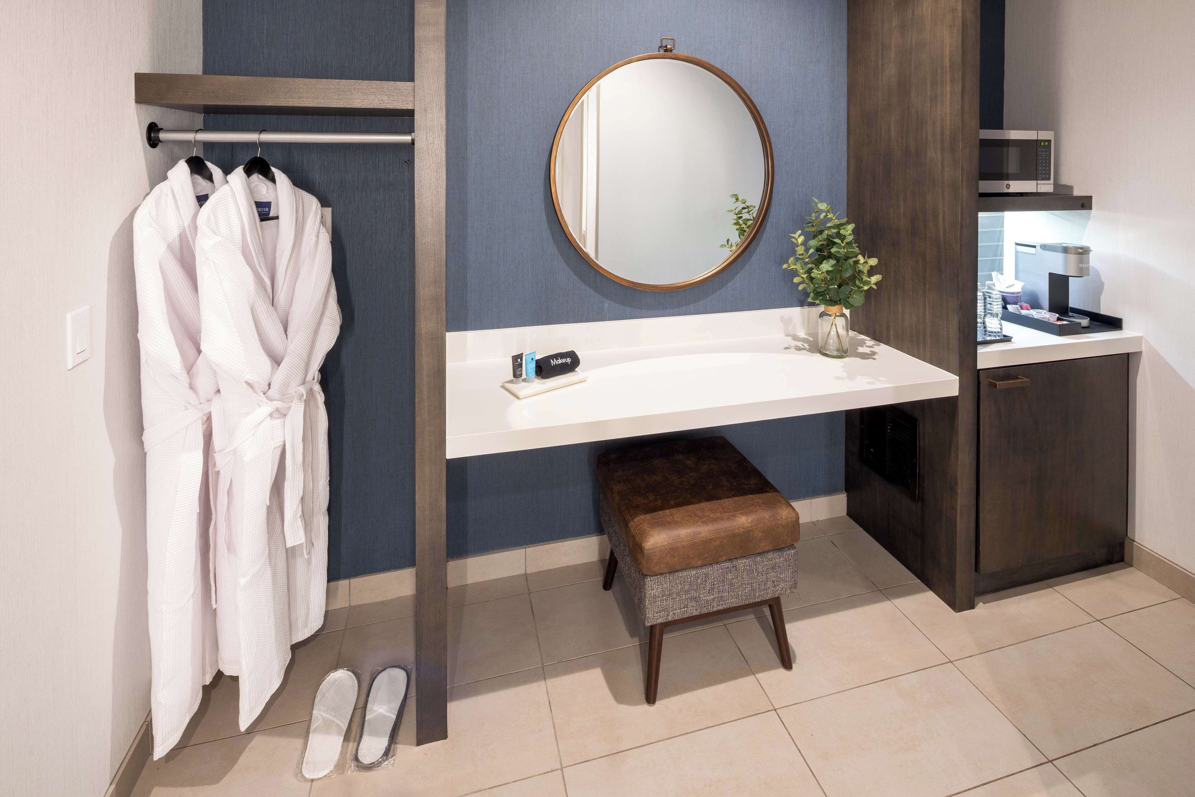 luxury room, 1 king bed | living area | 42-inch flat-screen tv with cable channels, tv