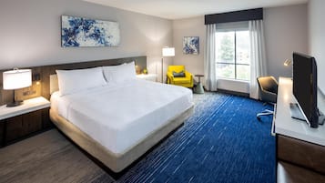 Escritorio, espacio para trabajar con laptop y cortinas blackout