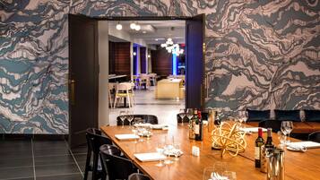 Breakfast, dinner and brunch served