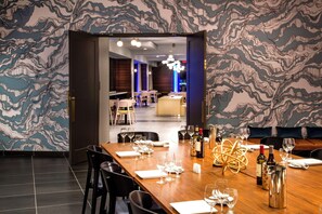 Breakfast, dinner and brunch served