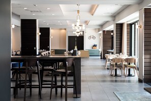 Daily cooked-to-order breakfast for a fee - Hilton Garden Inn Redmond Seattle (Redmond)