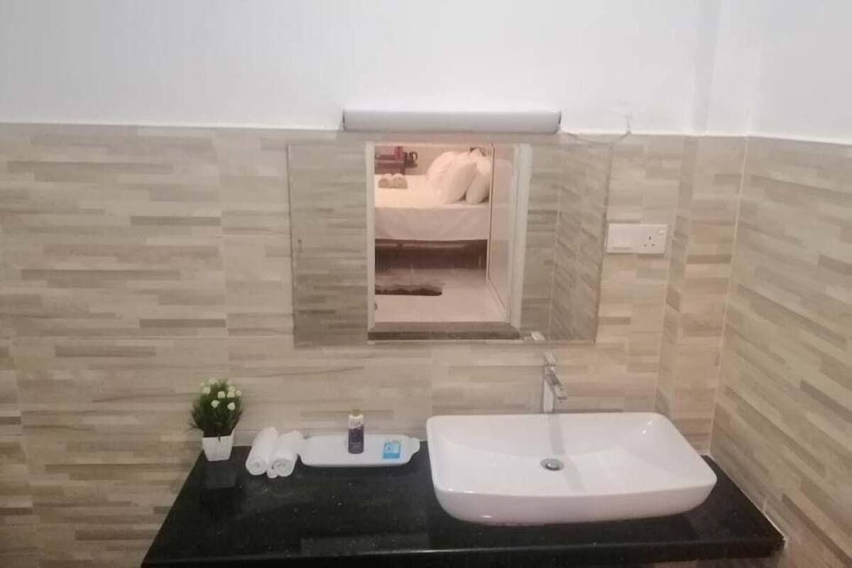 Deluxe Double Room | Bathroom | Towels