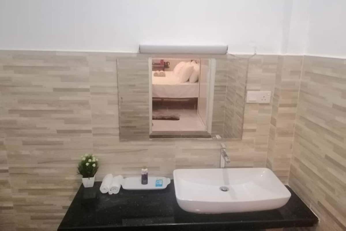 Deluxe Double Room | Bathroom | Towels