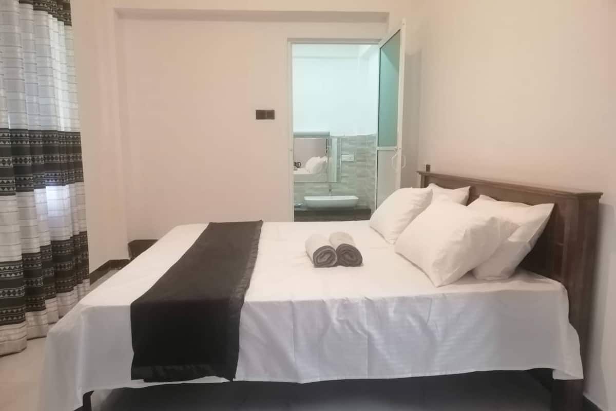 Deluxe Double Room | Laptop workspace, soundproofing, iron/ironing board, free WiFi