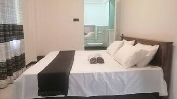 Laptop workspace, soundproofing, iron/ironing board, free WiFi