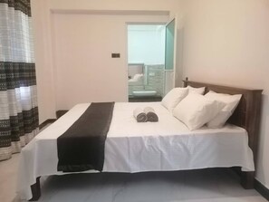 Deluxe Double Room | Laptop workspace, soundproofing, iron/ironing board, free WiFi - Signature Kandy (Kandy)