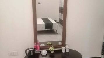 Laptop workspace, soundproofing, iron/ironing board, free WiFi