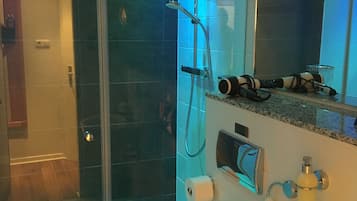 Basic-Doppelzimmer | Badezimmer | Dusche, Regendusche, Haartrockner, Handtücher