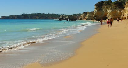 Maison moderne centre historique PortimĂŁo, balcons, terrasse, patio et garage