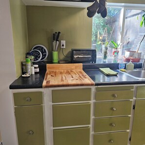 Kühlschrank, Mikrowelle, Wasserkocher mit Kaffee-/Teezubehör, Toaster