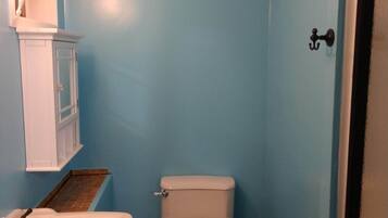 Dutxa, assecador de cabells, tovalloles i sabó