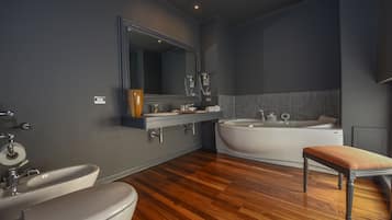 Suíte executiva, 1 quarto, vista para a cidade | Banheiro | Chuveiro, produtos de toalete grátis, secador de cabelo, chinelos