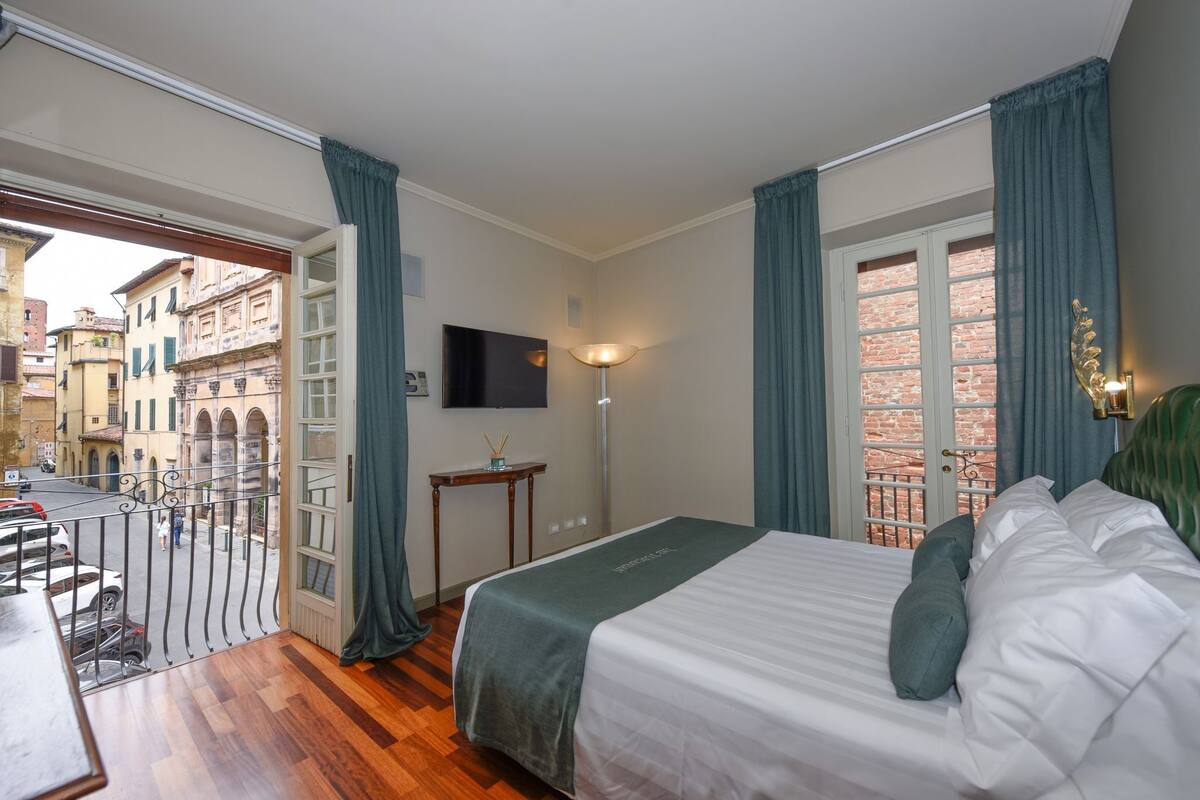 standard double room | minibar, in-room safe, blackout curtains, soundproofing