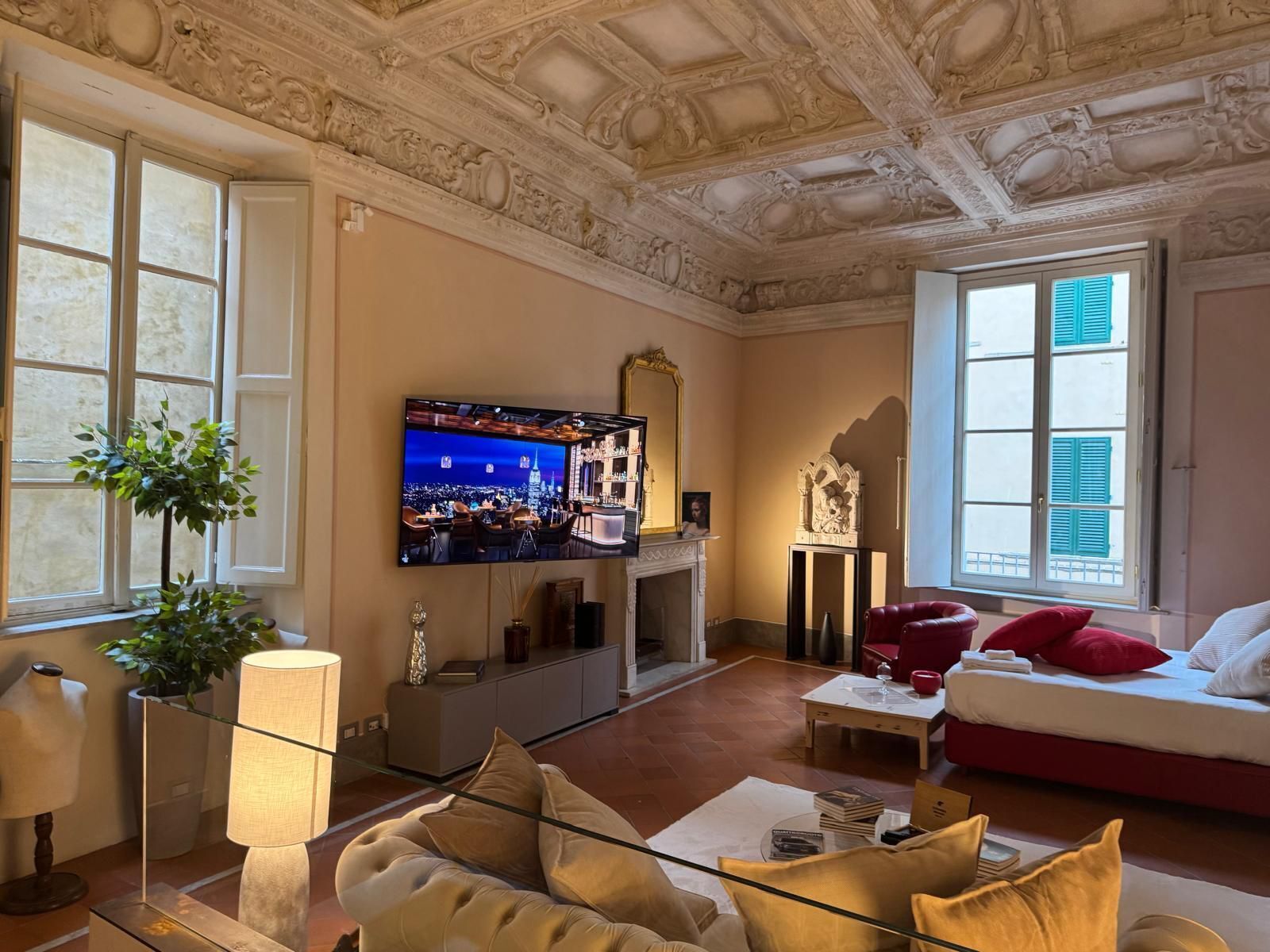 Minibar, brankas, dan dilengkapi dengan perabotan berbeda-beda