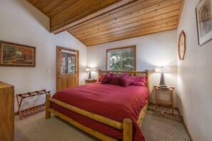 4 slaapkamers, een bureau, een strijkplank/strijkijzer, reisbedje