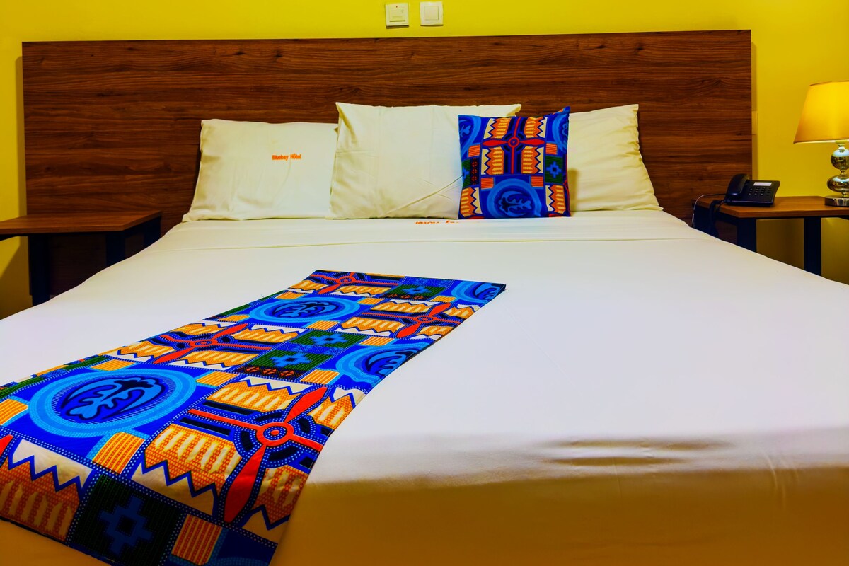 Standard Double Room, Roll-in Shower, Non Smoking | Egyptian cotton sheets, premium bedding, Tempur-Pedic beds