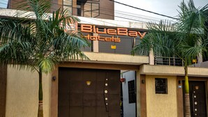 Un hotel chiamato BlueBay Hotels con un grande cartello sopra l'ingresso.
