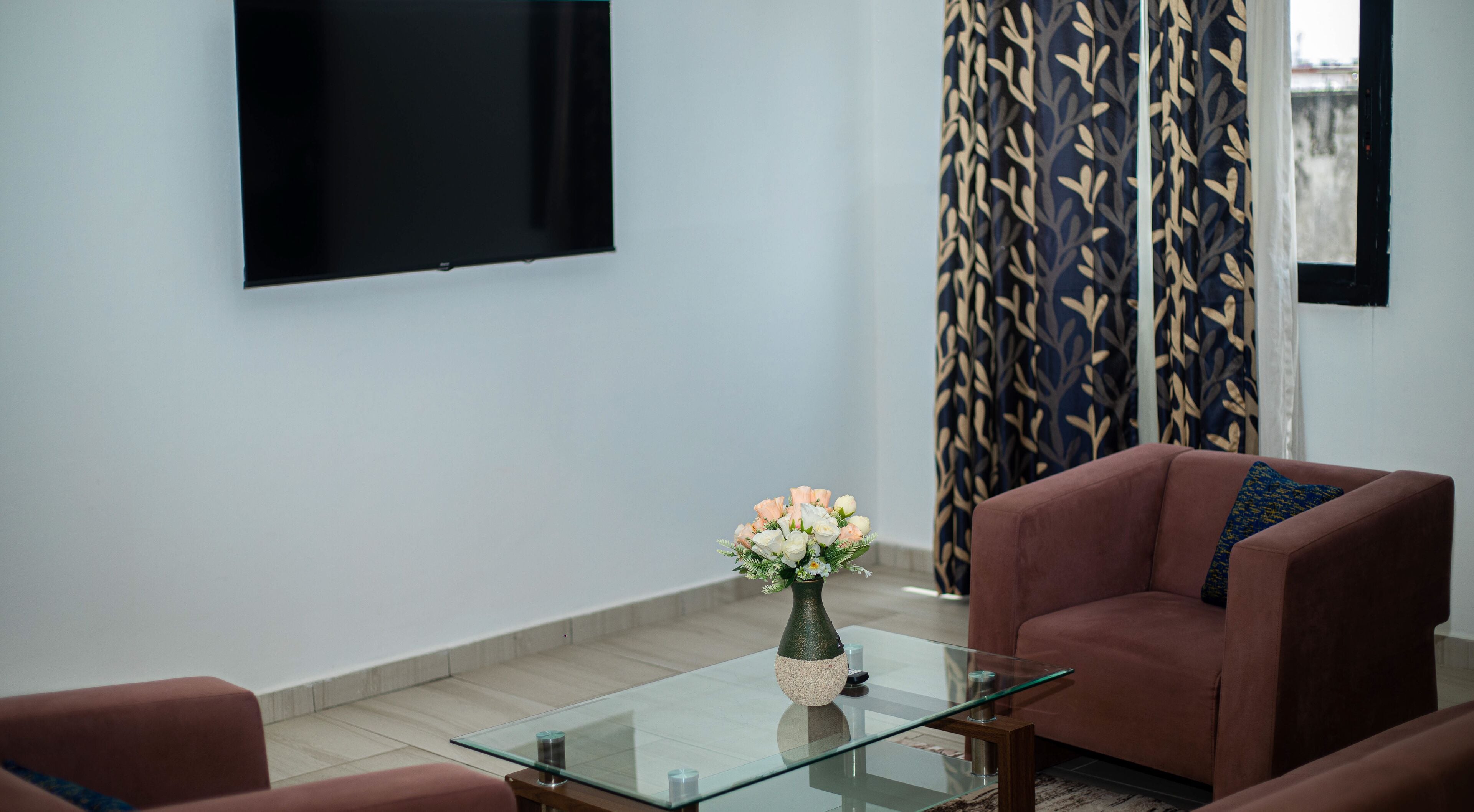 Suite superior | Zona de estar | Televisión LED de 46 pulgadas con canales por cable