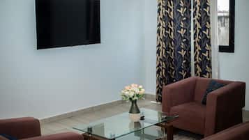 Suite superior | Zona de estar | Televisión LED de 46 pulgadas con canales por cable