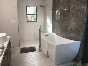 Haartrockner, Handtücher, Seife, Toilettenpapier