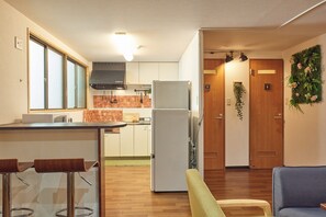 아파트 (¥1000/person,pay at property/15th pax) | 전용 주방 | 냉장고, 전자레인지, 조리 도구/접시/주방 기구