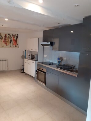 Réfrigérateur, micro-ondes, four, plaque de cuisson