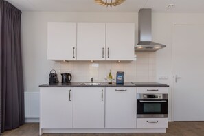 Kühlschrank, Mikrowelle, Ofen, Geschirrspüler