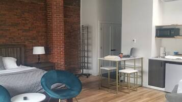 1 dormitorio, escritorio, wifi gratis y ropa de cama