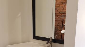 Ducha y bañera combinadas, secador de pelo, toallas y jabón