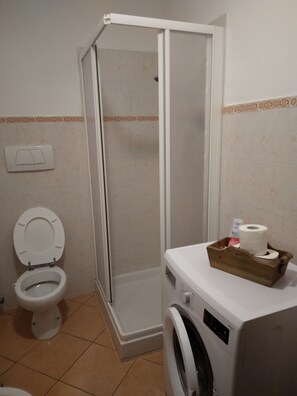 Dusche, Haartrockner, Bidet, Handtücher