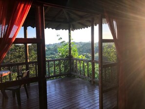 ميني بار ومساحة عمل للكمبيوتر المحمول وملاءات أسرّة