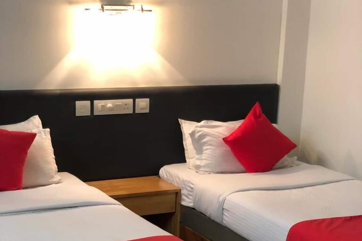 1 habitación, decoración personalizada, muebles diferentes y escritorio