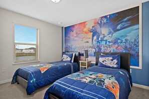 Een slaapkamer met twee bedden, een groot poster met ruimte thema en een raam met zonwering.